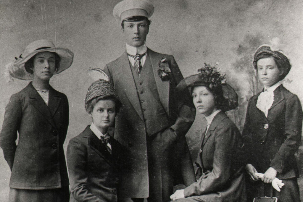 Ксения с братом и сестрами. Слева направо: Вера, Наталья, Владимир, Ксения, Надежда. 7 июля 1912 год. Архангельск