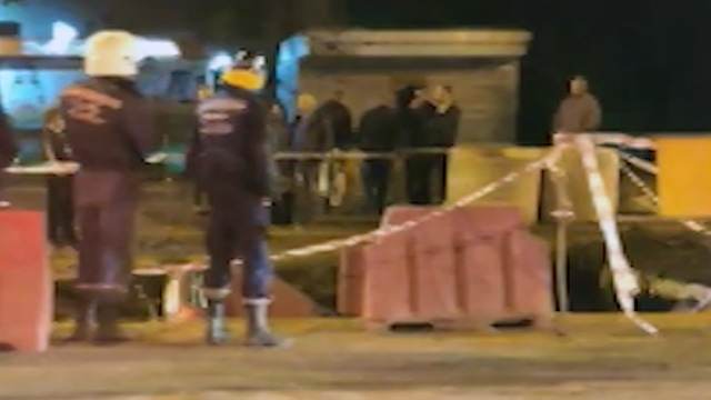Видео: в Челябинске скорая помощь провалилась под асфальт