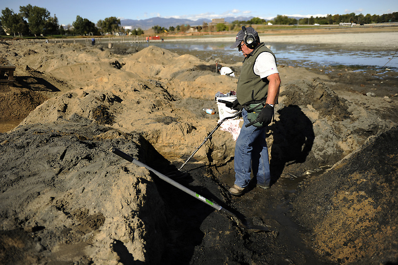 Сокровища в озере Беркели 2152 С металлоискателем по дну высохшего озера
