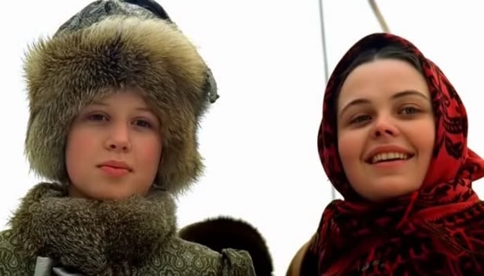 Каролина Грушка (слева) в фильме *Русский бунт*, 1999 | Фото: ovideo.ru Каролина Грушка (слева) в фильме *Русский бунт*, 1999 | Фото: ovideo.ru