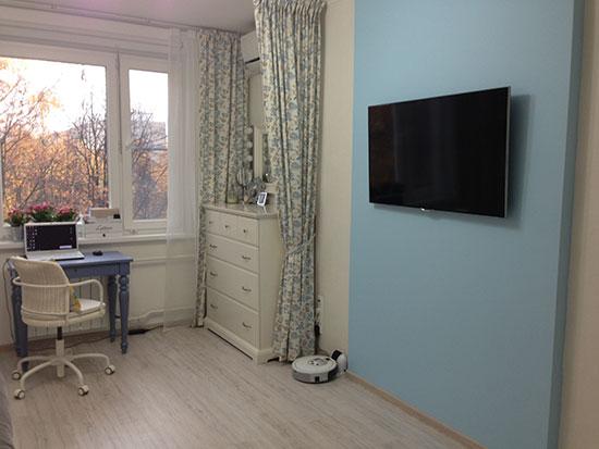 Письменный стол в гостиной, рабочая зона в комнате фото, телевизор на стене