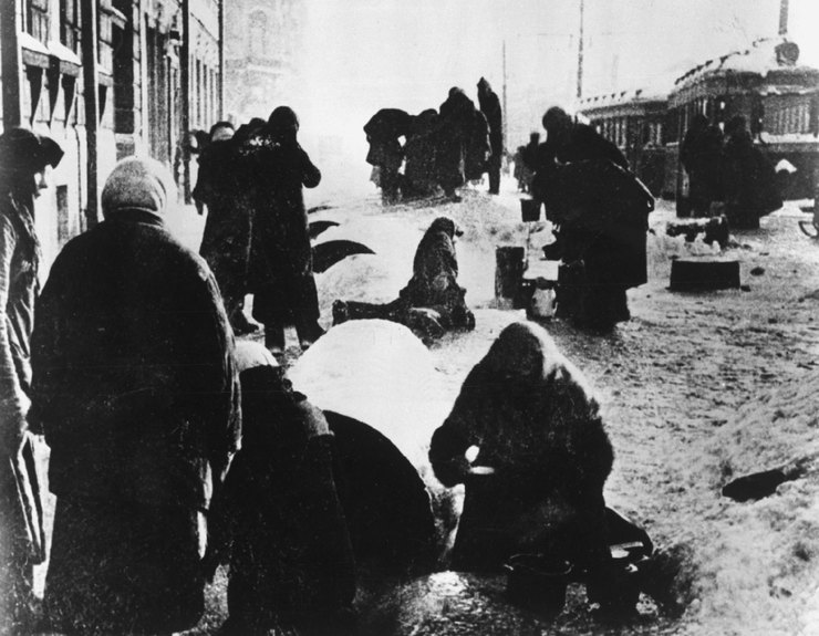 Блокадный Ленинград. Зима 1942 года. Репродукция ИТАР-ТАСС Блокадный Ленинград. Зима 1942 года. Репродукция ИТАР-ТАСС