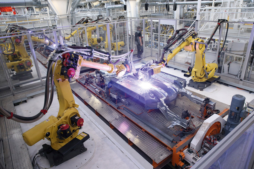 Всю физически тяжёлую и вредную работу, такую как, например, сварка, в Volkswagen выполняют роботы.