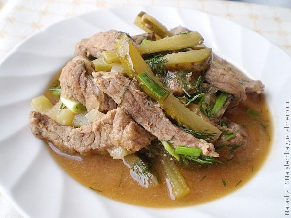 Говядина в остром соусе с маринованными огурцами