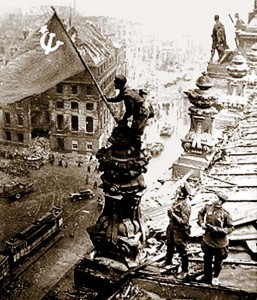 Советские солдаты водружают знамя Победы