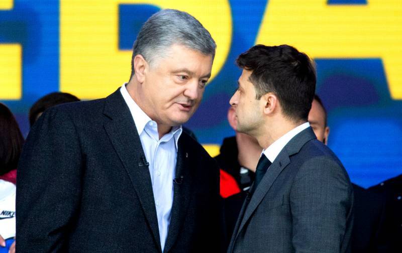 «Превращение в Порошенко»: почему стремительно падает рейтинг Зеленского «Превращение в Порошенко»: почему стремительно падает рейтинг Зеленского