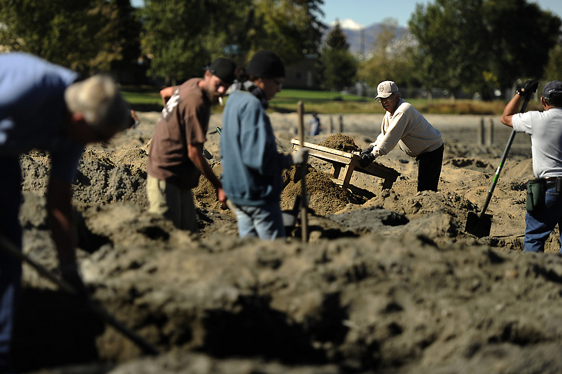 Сокровища в озере Беркели 1736 С металлоискателем по дну высохшего озера