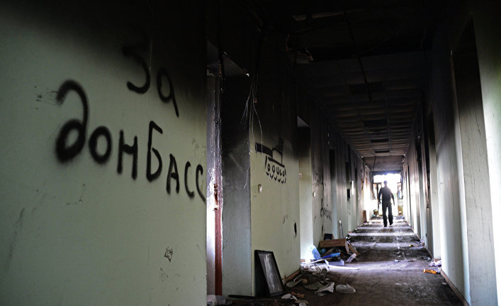 В обгоревшем здании Мариупольского городского совета. 19 мая 2014 В обгоревшем здании Мариупольского городского совета. 19 мая 2014
