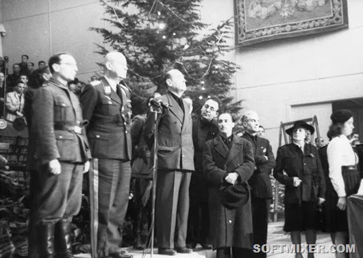 Bundesarchiv_Bild_101I-729-0002-15,_Italien,_Weihnachtsfeier Bundesarchiv_Bild_101I-729-0002-15,_Italien,_Weihnachtsfeier