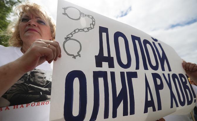 На фото: участница митинга против изменений в пенсионном законодательстве