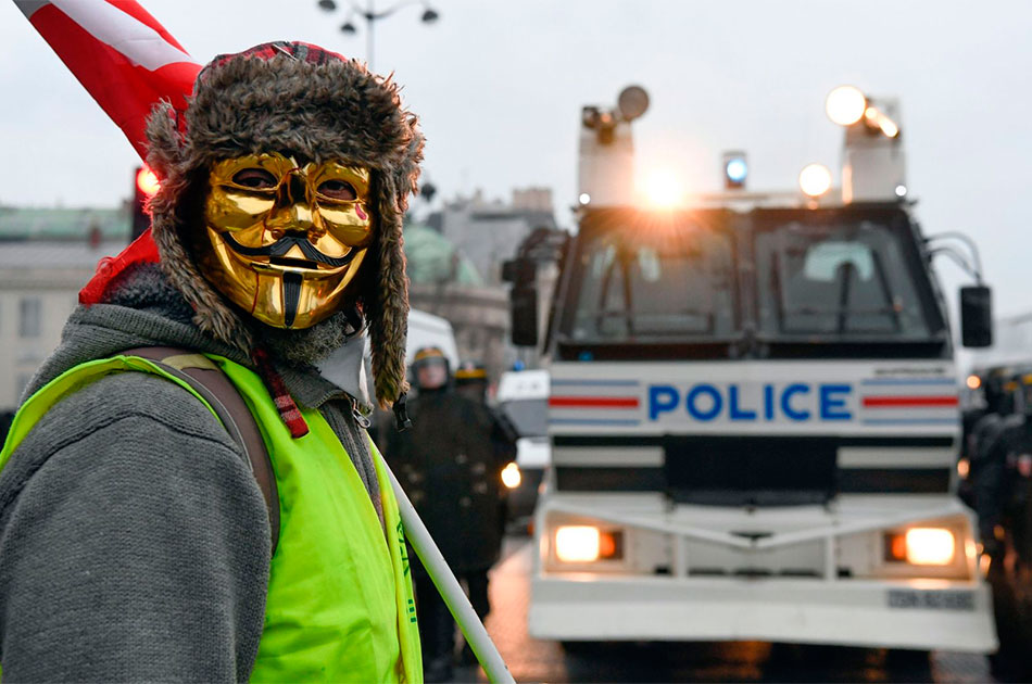 Год тюрьмы за маску на митинге Год тюрьмы за маску на митинге