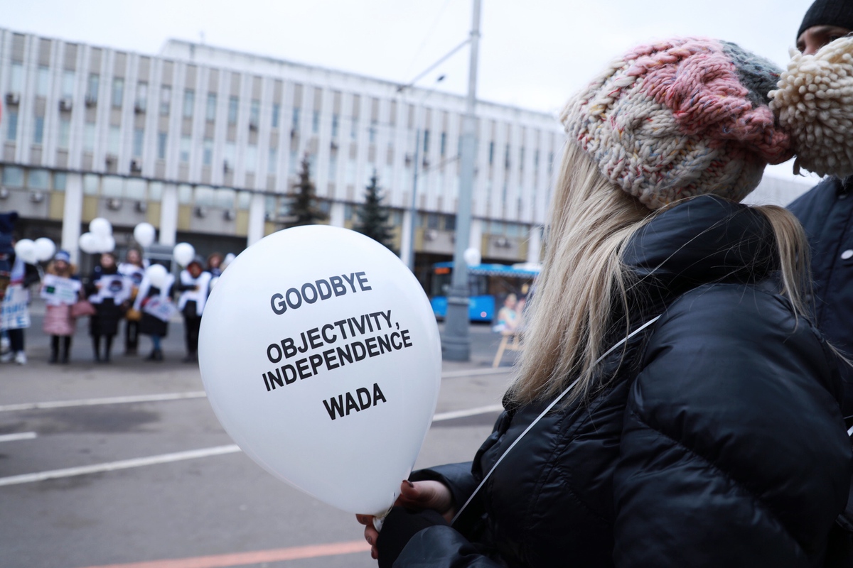 Активисты МГЕР провели акцию против решения WADA