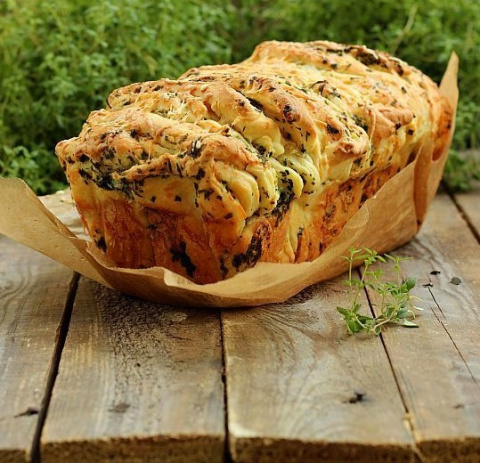 Отрываный хлеб с зеленью и сыром