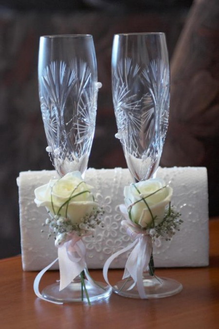 Свадебные бокалы, украшенные живыми цветами