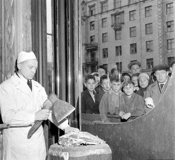 Факты против лжи: откуда при Сталине прилавки, полные продуктов? Факты против лжи: откуда при Сталине прилавки, полные продуктов?