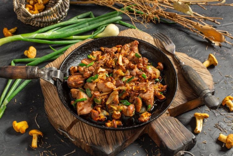 Курица с лисичками на сковороде Курица с лисичками на сковороде