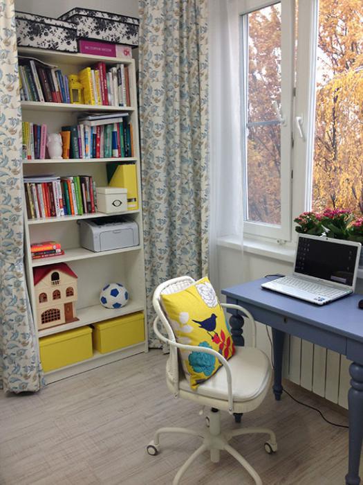 Рабочая зона в гостиной, письменный стол и кресло, стеллаж с книгами