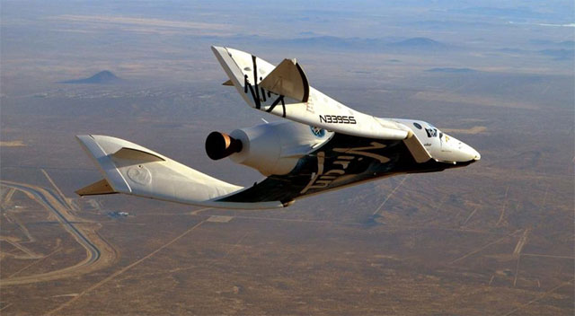 Космолет SpaceShipTwo впервые полетел на собственных двигателях