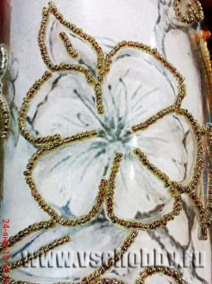 декорируем вазу бисером делаем контур всего рисунка