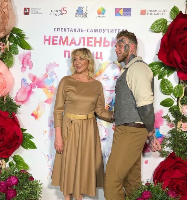 После развода сын Елены Яковлевой «разукрасил» всю растительность на себе в насыщенный розовый цвет После развода сын Елены Яковлевой «разукрасил» всю растительность на себе в насыщенный розовый цвет