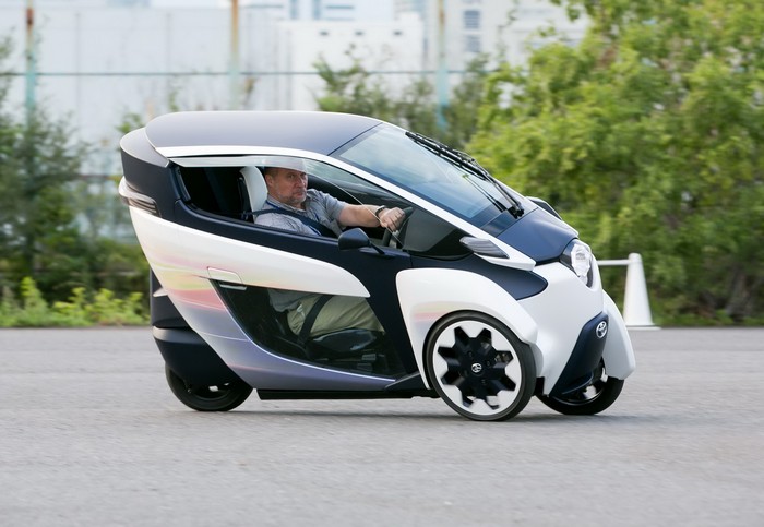 Toyota i-ROAD - ультракомпактный трехколесный электромобиль