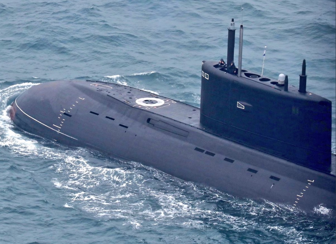 Подводные лодки "Великий Новгород" и "Колпино" идут на Черноморский флот