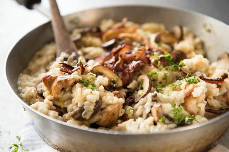 Курица с грибами и рисом на сковороде Курица с грибами и рисом на сковороде
