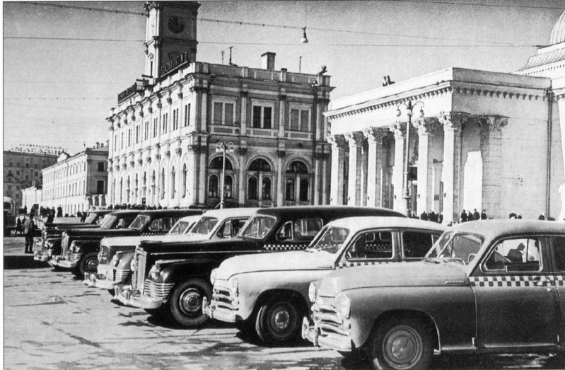 Фото 1950-х гг. Такси у Ленинградского вокзала Фото 1950-х гг. Такси у Ленинградского вокзала москва, московское такси, ретро фото, такси