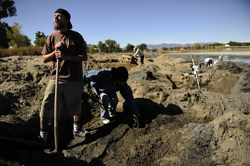 Сокровища в озере Беркели 946 С металлоискателем по дну высохшего озера