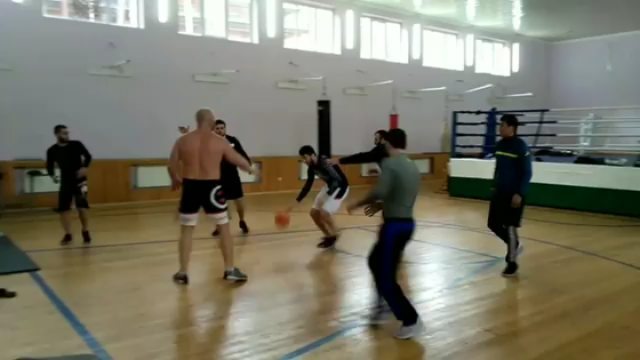 Сергей Харитонов готовится к бою на баскетбольной площадке