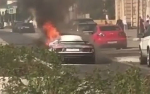 Не выдержал жары: в центре Москвы сгорел суперкар Audi R8
