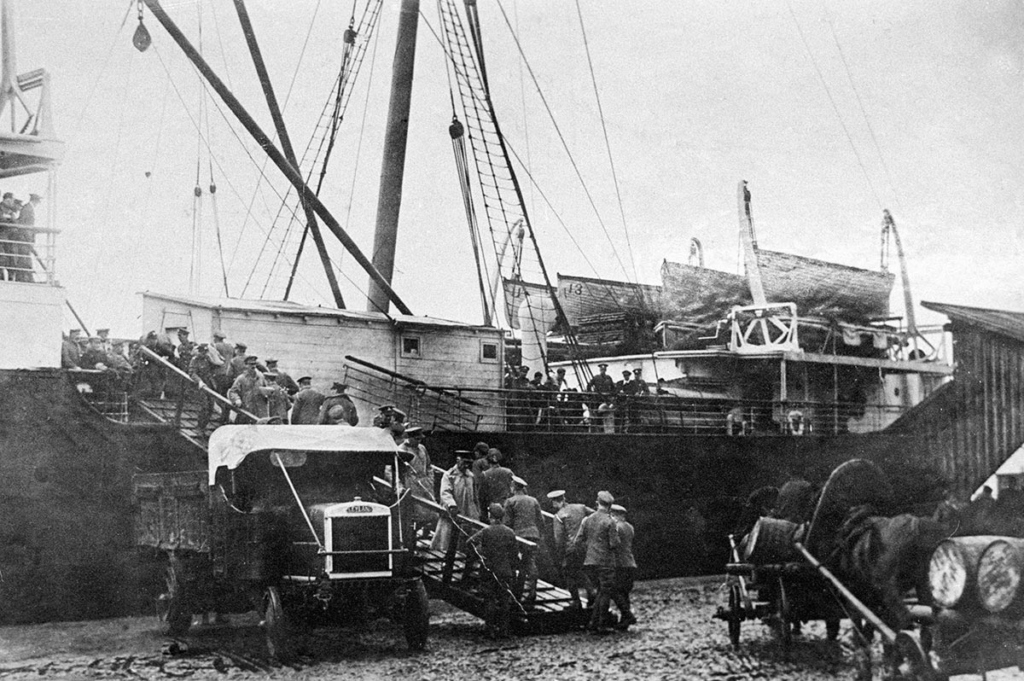 Высадка в Архангельском порту английских, французских и американских интервентов. 1918 год. 