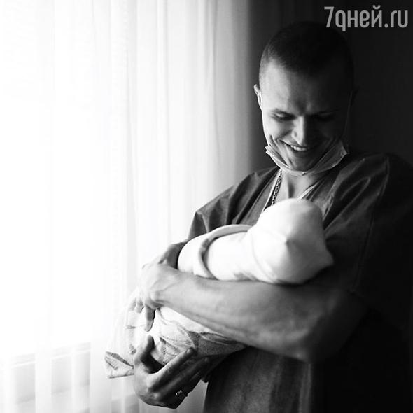 Дмитрий Тарасов и Анастасия Костенко показали новорожденную дочь Дмитрий Тарасов и Анастасия Костенко показали новорожденную дочь