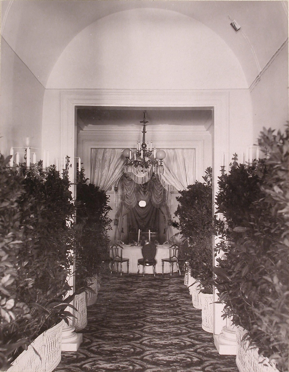 Вид накрытого к праздничному ужину стола в одном из помещений Благородного (Дворянского) собрания (в дни коронационных торжеств) Вид накрытого к праздничному ужину стола в одном из помещений Благородного (Дворянского) собрания (в дни коронационных торжеств)