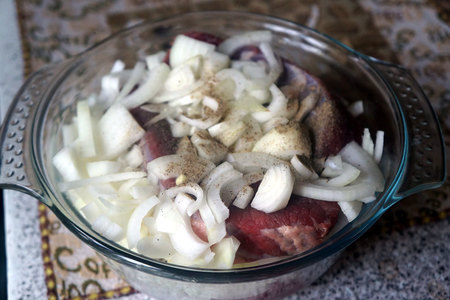 3. В емкость для маринования уложить мясо, засыпать половиной лука, влить вино, оставить на час-полтора. Тушеная говядина с баклажанами: фото шаг 3