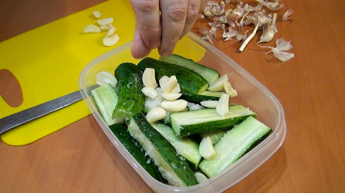 Как приготовить вкуснейшие малосольные огурчики всего за 2 часа: самый простой способ Как приготовить вкуснейшие малосольные огурчики всего за 2 часа: самый простой способ