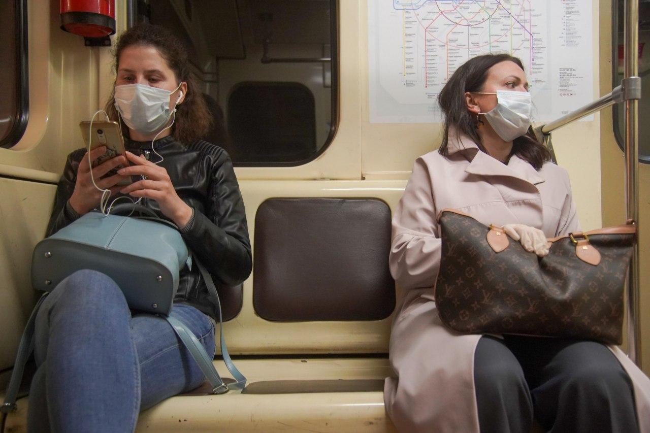 Девушки в метро в масках