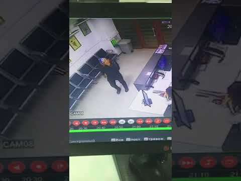 Надевший бахилы на голову аулец рассмешил соцсети