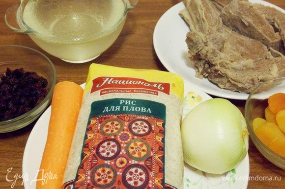 Плов по-казански готовится из риса, отварной (!) говядины (баранины, конины), моркови, лука (одна крупная луковица), изюма и мясного бульона. Плов по-казански готовится из риса, отварной (!) говядины (баранины, конины), моркови, лука (одна крупная луковица), изюма и мясного бульона.