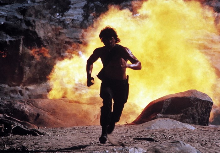 Если взрывается нечто в радиусе 3 метров, людей отбрасывает волной, но они резво встают и продолжают бежать / Фото: images.kinorium.com Если взрывается нечто в радиусе 3 метров, людей отбрасывает волной, но они резво встают и продолжают бежать / Фото: images.kinorium.com