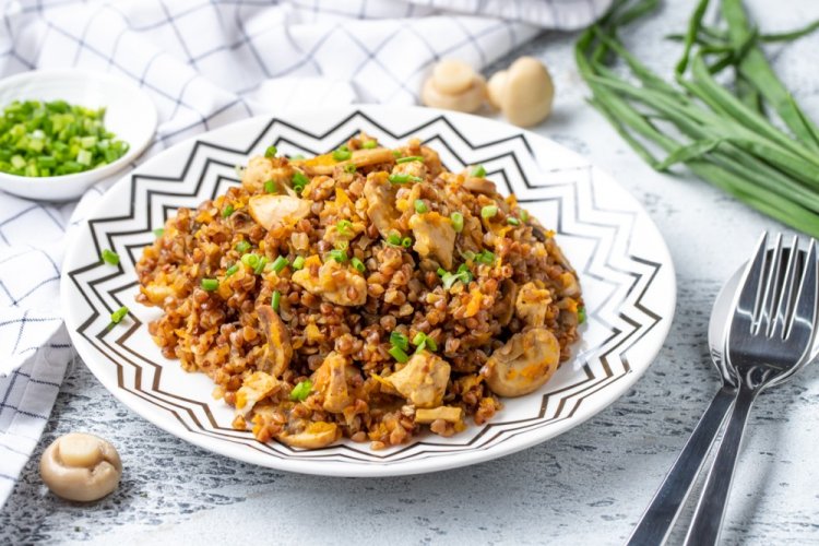 Курица с грибами и гречкой на сковороде Курица с грибами и гречкой на сковороде