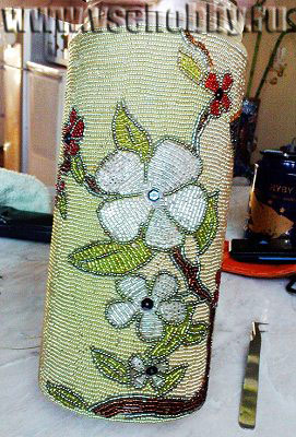 ваза украшена бисером