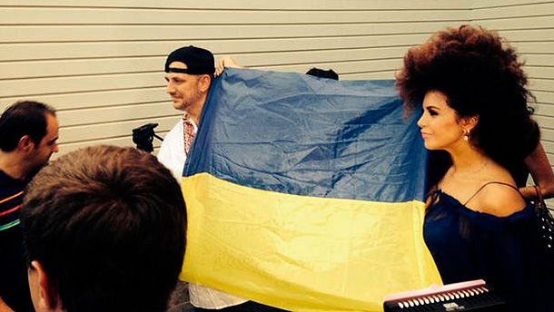 Настя и Потап на открытии «Новой волны» в Юрмале обнимались с флагом Украины