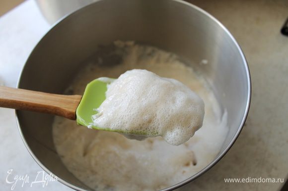 Раскрошите дрожжи, добавьте две чайные ложки сахара и столовую ложку муки, влейте немного теплой воды и оставьте в теплом месте. Когда дрожжи оживут и поднимутся пенистой шапкой, можно замешивать опару. Раскрошите дрожжи, добавьте две чайные ложки сахара и столовую ложку муки, влейте немного теплой воды и оставьте в теплом месте. Когда дрожжи оживут и поднимутся пенистой шапкой, можно замешивать опару.