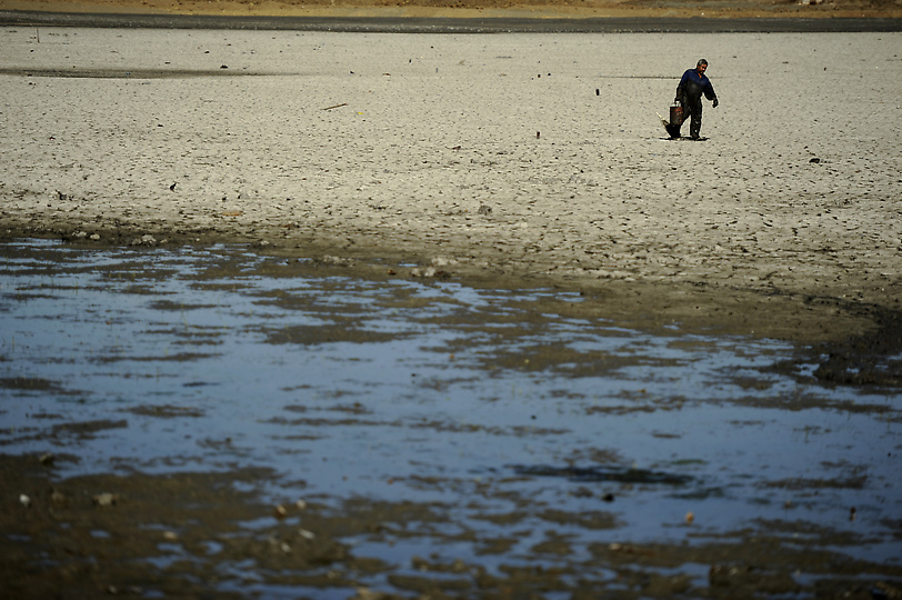 Сокровища в озере Беркели 1637 С металлоискателем по дну высохшего озера