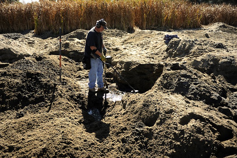 Сокровища в озере Беркели 757 С металлоискателем по дну высохшего озера