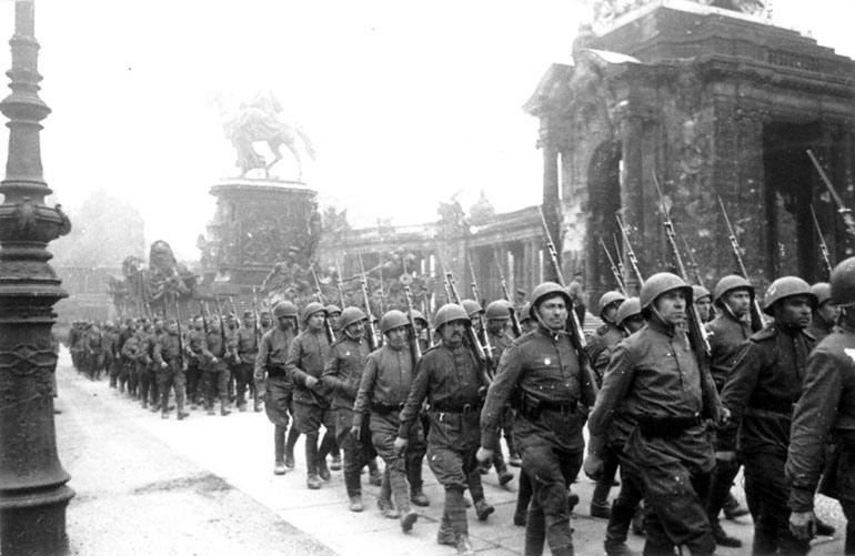 Мультатули Петр: В тот день когда взяли Берлин и фотографии Берлина 1945 Мультатули Петр: В тот день когда взяли Берлин и фотографии Берлина 1945