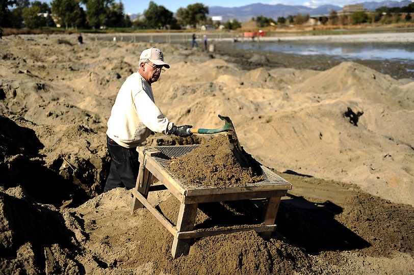 Сокровища в озере Беркели 2234 С металлоискателем по дну высохшего озера