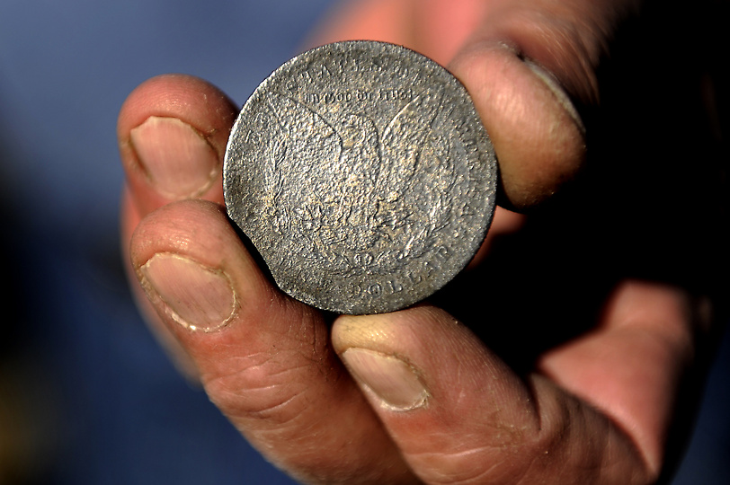 Сокровища в озере Беркели 1339 С металлоискателем по дну высохшего озера