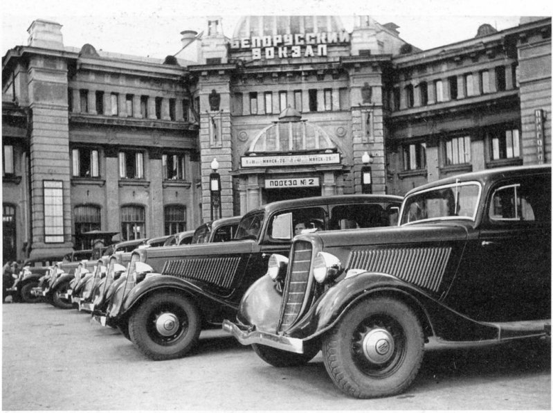 Фото кон. 1930-х гг. Стоянка такси у Белорусского вокзала Фото кон. 1930-х гг. Стоянка такси у Белорусского вокзала москва, московское такси, ретро фото, такси